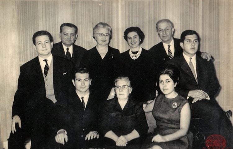 Μπροστά: Λεβόν Μπλετζιάν, Αγαβνί Ταστζιάν και Νάντια-Αναχίντ Σαραφιάν. Πίσω: Φρανκ Μπλετζιάν, Οβάννες Μπλετζιάν, Νάζεν Μπλετζιάν, Νβάρτ Μπασματζιάν, Χάικ Μπασματζιάν, Χραντ-Μικαέλ Μπασματζιάν (πηγή: houshamadyan.org)