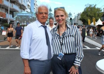 Ο Πρόεδρος της Ελληνικής Ορθόδοξης Κοινότητας Νέας Νότιας Ουαλίας, Χάρι Ντανάλις (αριστερά), με τη Γραμματέα Νία Καρτερή (δεξιά). (φωτ.: The Greek Herald/Andriana Simos)