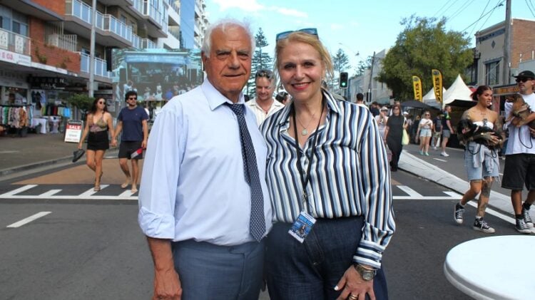 Ο Πρόεδρος της Ελληνικής Ορθόδοξης Κοινότητας Νέας Νότιας Ουαλίας, Χάρι Ντανάλις (αριστερά), με τη Γραμματέα Νία Καρτερή (δεξιά). (φωτ.: The Greek Herald/Andriana Simos)