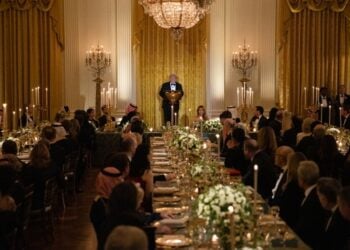 Ο Αμερικανός πρόεδρος Ντόναλντ Τραμπ απευθύνεται στους καλεσμένους στη διάρκεια του δείπνου (φωτ.: EPA/Anna Rose Layden/POOL)