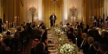 Ο Αμερικανός πρόεδρος Ντόναλντ Τραμπ απευθύνεται στους καλεσμένους στη διάρκεια του δείπνου (φωτ.: EPA/Anna Rose Layden/POOL)