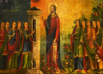 Ο Χριστός απεικονίζεται στο κέντρο, όρθιος και ολόσωμος σε στάση τριών τετάρτων προς τις θύρες του Παραδείσου. Στα δεξιά η πλούσια βλάστηση παραπέμπει στον Παράδεισο, στον οποίο εισήλθαν οι φρόνιμες παρθένες. Σκούρο μπλε είναι το βάθος πίσω από τις μωρές παρθένες. Μέρος φορητής εικόνας του 1899 (πηγή: Εφορεία Αρχαιοτήτων Θεσσαλονίκης / Υπουργείο Πολιτισμού)