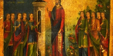 Ο Χριστός απεικονίζεται στο κέντρο, όρθιος και ολόσωμος σε στάση τριών τετάρτων προς τις θύρες του Παραδείσου. Στα δεξιά η πλούσια βλάστηση παραπέμπει στον Παράδεισο, στον οποίο εισήλθαν οι φρόνιμες παρθένες. Σκούρο μπλε είναι το βάθος πίσω από τις μωρές παρθένες. Μέρος φορητής εικόνας του 1899 (πηγή: Εφορεία Αρχαιοτήτων Θεσσαλονίκης / Υπουργείο Πολιτισμού)