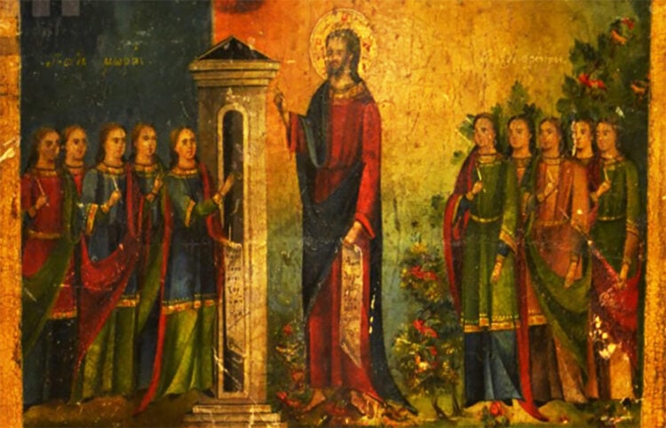 Ο Χριστός απεικονίζεται στο κέντρο, όρθιος και ολόσωμος σε στάση τριών τετάρτων προς τις θύρες του Παραδείσου. Στα δεξιά η πλούσια βλάστηση παραπέμπει στον Παράδεισο, στον οποίο εισήλθαν οι φρόνιμες παρθένες. Σκούρο μπλε είναι το βάθος πίσω από τις μωρές παρθένες. Μέρος φορητής εικόνας του 1899 (πηγή: Εφορεία Αρχαιοτήτων Θεσσαλονίκης / Υπουργείο Πολιτισμού)