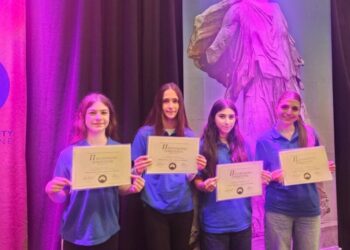 Οι τέσσερις ομογενείς μαθήτριες με τα βραβεία τους (φωτ.: neoskosmos.com)