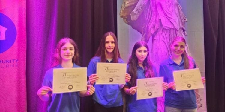 Οι τέσσερις ομογενείς μαθήτριες με τα βραβεία τους (φωτ.: neoskosmos.com)