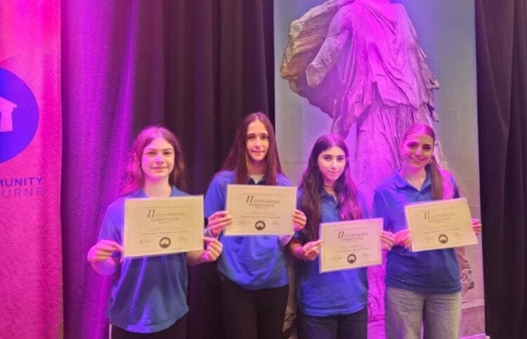 Οι τέσσερις ομογενείς μαθήτριες με τα βραβεία τους (φωτ.: neoskosmos.com)