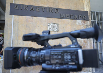 Τηλεοπτική κάμερα έξω από το δικαστικό μέγαρο Θεσσαλονίκης (φωτ.: EUROKINISSI / Ραφαήλ Γεωργιάδης)