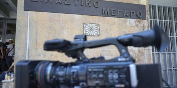 Τηλεοπτική κάμερα έξω από το δικαστικό μέγαρο Θεσσαλονίκης (φωτ.: EUROKINISSI / Ραφαήλ Γεωργιάδης)