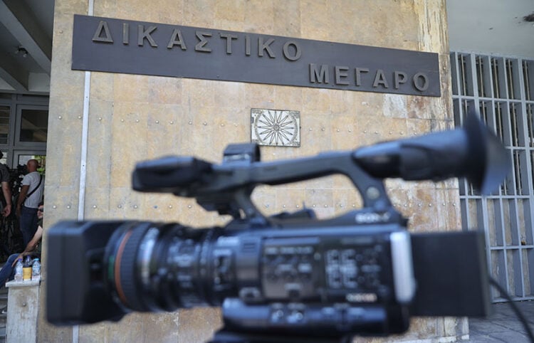 Τηλεοπτική κάμερα έξω από το δικαστικό μέγαρο Θεσσαλονίκης (φωτ.: EUROKINISSI / Ραφαήλ Γεωργιάδης)