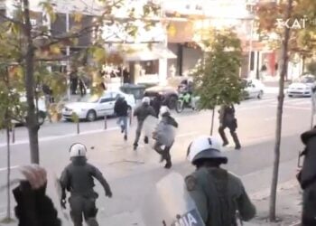 Αστυνομικοί κυνηγούν κουκουλοφόρους που δημιούργησαν ταραχές έξω από τα δικαστήρια Θεσσαλονίκης (φωτ.: glomex)