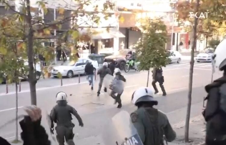 Αστυνομικοί κυνηγούν κουκουλοφόρους που δημιούργησαν ταραχές έξω από τα δικαστήρια Θεσσαλονίκης (φωτ.: glomex)