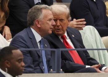 Από αριστερά, ο Στιβ Γουίτκοφ με τον Ντόναλντ Τραμπ τον περασμένο Σεπτέμβριο (φωτ.: EPA/Sarah Yenesel)