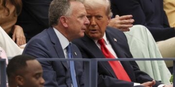 Από αριστερά, ο Στιβ Γουίτκοφ με τον Ντόναλντ Τραμπ τον περασμένο Σεπτέμβριο (φωτ.: EPA/Sarah Yenesel)