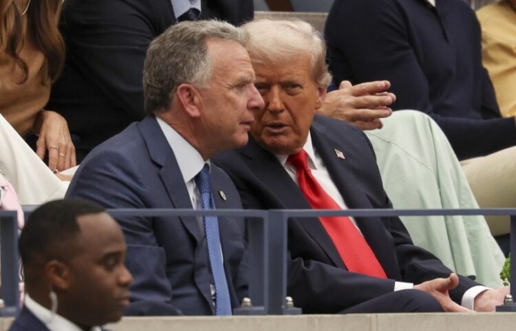 Από αριστερά, ο Στιβ Γουίτκοφ με τον Ντόναλντ Τραμπ τον περασμένο Σεπτέμβριο (φωτ.: EPA/Sarah Yenesel)