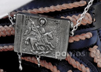 Το εγκόλπιο με τον Άγιο Γεώργιο, απαραίτητο στοιχείο της ποντιακής φορεσιάς (φωτ.: Χριστίνα Κωνσταντάκη)