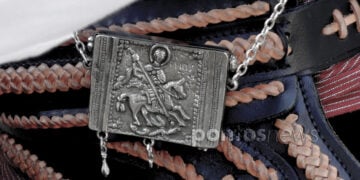Το εγκόλπιο με τον Άγιο Γεώργιο, απαραίτητο στοιχείο της ποντιακής φορεσιάς (φωτ.: Χριστίνα Κωνσταντάκη)