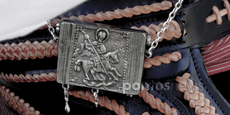 Το εγκόλπιο με τον Άγιο Γεώργιο, απαραίτητο στοιχείο της ποντιακής φορεσιάς (φωτ.: Χριστίνα Κωνσταντάκη)