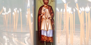 Στο μέσο, αγιογραφημένος ο Άγιος Ειρήναρχος