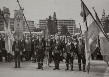 Εκπρόσωποι ποντιακών σωματείων  της Αττικής με λάβαρα και σημαίες κατά την κατάθεση στεφάνου στο Μνημείο του Άγνωστου Στρατιώτη, 12 Νοεμβρίου 1972 (φωτ.: Επιτροπή Ποντιακών Μελετών)