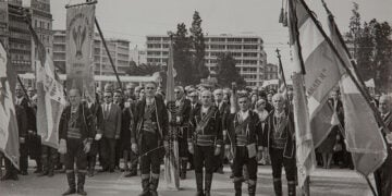 Εκπρόσωποι ποντιακών σωματείων  της Αττικής με λάβαρα και σημαίες κατά την κατάθεση στεφάνου στο Μνημείο του Άγνωστου Στρατιώτη, 12 Νοεμβρίου 1972 (φωτ.: Επιτροπή Ποντιακών Μελετών)