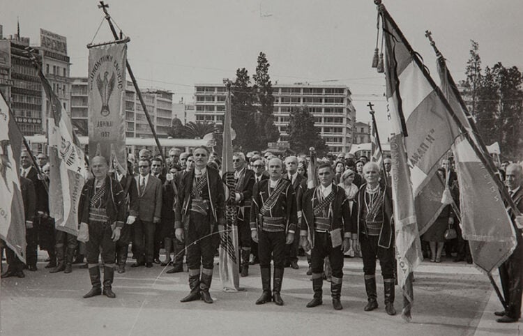 Εκπρόσωποι ποντιακών σωματείων της Αττικής με λάβαρα και σημαίες κατά την κατάθεση στεφάνου στο Μνημείο του Άγνωστου Στρατιώτη, 12 Νοεμβρίου 1972 (φωτ.: Επιτροπή Ποντιακών Μελετών)