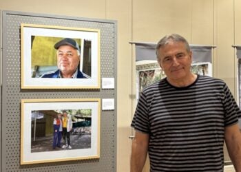 Ο Πάρις Γαβριηλίδης με τη φωτογραφία του ανθρώπου ο οποίος ισχυρίζεται ότι ο παππούς του καταγόταν από τη φυλή των Καλάς, μια κοινότητα που θεωρείται απόγονος στρατιωτών του Μεγάλου Αλεξάνδρου (φωτ.: ΑΠΕ-ΜΠΕ)