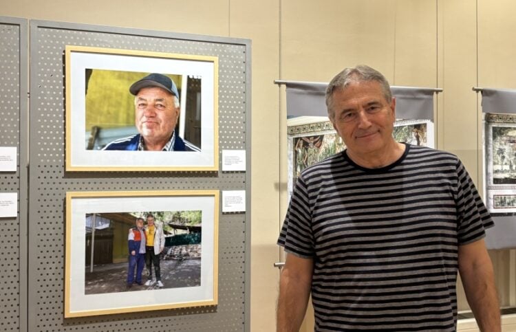 Ο Πάρις Γαβριηλίδης με τη φωτογραφία του ανθρώπου ο οποίος ισχυρίζεται ότι ο παππούς του καταγόταν από τη φυλή των Καλάς, μια κοινότητα που θεωρείται απόγονος στρατιωτών του Μεγάλου Αλεξάνδρου (φωτ.: ΑΠΕ-ΜΠΕ)