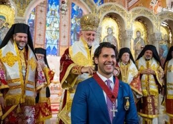 Ο αρχιεπίσκοπος Αμερικής Ελπιδοφόρος κατά τη χειροθέτηση του Χρήστου Μαραφάτσου (φωτ.: ΑΠΕ-ΜΠΕ)