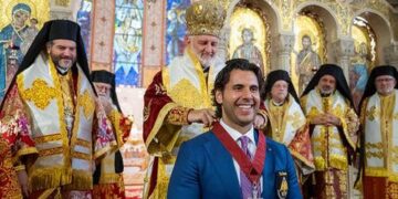 Ο αρχιεπίσκοπος Αμερικής Ελπιδοφόρος κατά τη χειροθέτηση του Χρήστου Μαραφάτσου (φωτ.: ΑΠΕ-ΜΠΕ)