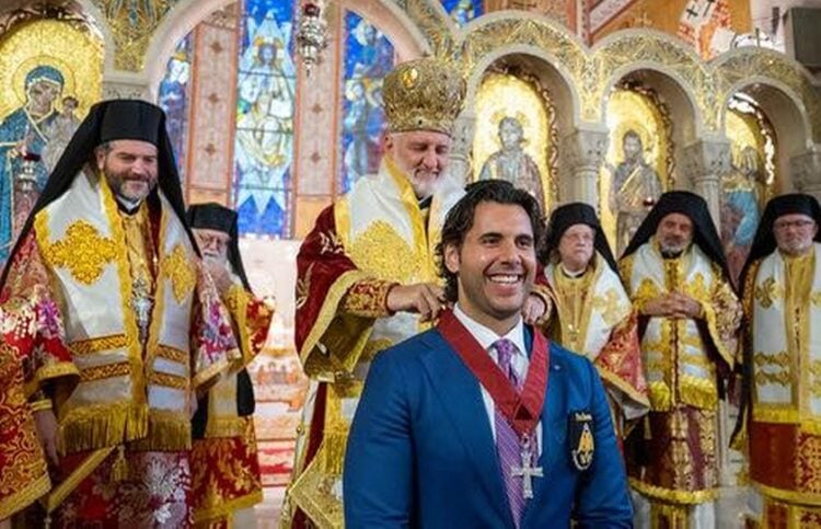 Ο αρχιεπίσκοπος Αμερικής Ελπιδοφόρος κατά τη χειροθέτηση του Χρήστου Μαραφάτσου (φωτ.: ΑΠΕ-ΜΠΕ)