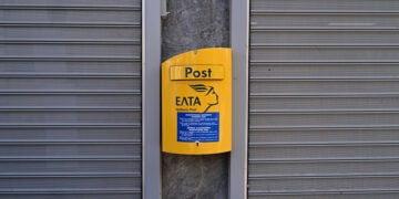 Το υποκατάστημα των Ελληνικών Ταχυδρομείων στην Πλατεία Καισαριανής που ανέστειλε τη λειτουργία του την Δευτέρα 3 Νοεμβρίου 2025 (φωτ.: EUROKINISSI / Τατιάνα Μπόλαρη)
