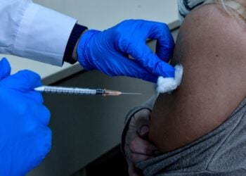 Η παραπληροφόρηση διογκώθηκε στη διάρκεια της πανδημίας σχετικά με τα εμβόλια για τον covid (φωτ. αρχείου: EUROKINISSI/Τατιάνα Μπόλαρη)