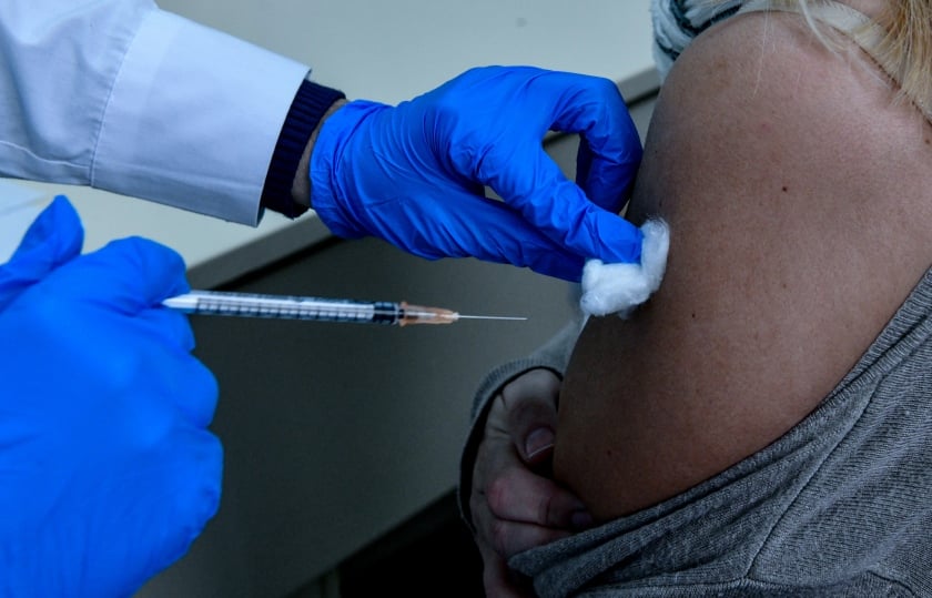 Η παραπληροφόρηση διογκώθηκε στη διάρκεια της πανδημίας σχετικά με τα εμβόλια για τον covid (φωτ. αρχείου: EUROKINISSI/Τατιάνα Μπόλαρη)