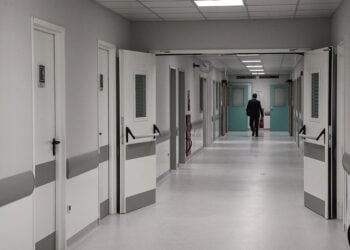 Διάδρομος που οδηγεί στη Μονάδα Εντατικής Θεραπείας του «Σωτηρία» (φωτ.: INTIME / Παναγιώτης Τζάμαρος)