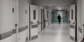 Διάδρομος που οδηγεί στη Μονάδα Εντατικής Θεραπείας του «Σωτηρία» (φωτ.: INTIME / Παναγιώτης Τζάμαρος)