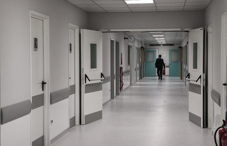 Διάδρομος που οδηγεί στη Μονάδα Εντατικής Θεραπείας του «Σωτηρία» (φωτ.: INTIME / Παναγιώτης Τζάμαρος)