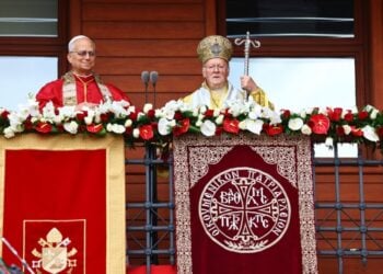 Ο Οικουμενικός Πατριάρχης Βαρθολομαίος και ο πάπας Λέων ΙΔ' στο μπαλκόνι του Οικουμενικού Πατριαρχείου (φωτ.: ΕΡΑ/Tolga Bozoglu)