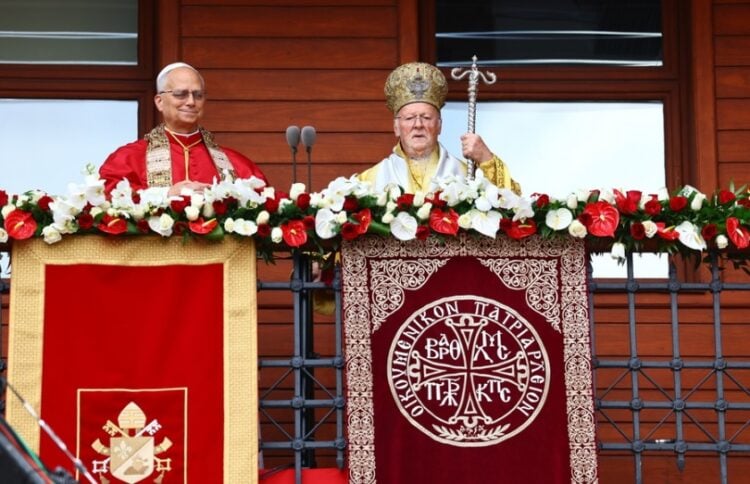 Ο Οικουμενικός Πατριάρχης Βαρθολομαίος και ο πάπας Λέων ΙΔ' στο μπαλκόνι του Οικουμενικού Πατριαρχείου (φωτ.: ΕΡΑ/Tolga Bozoglu)