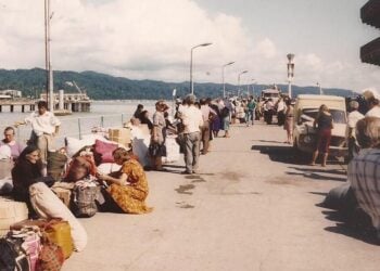 Έλληνες και Ελληνίδες στο λιμάνι, για μια ακόμα προσφυγιά. Σοχούμι, 15 Αυγούστου 1993, εν αναμονή του πλοίου «Viscountess» (φωτ.: αρχείο Βλάση Αγτζίδη)