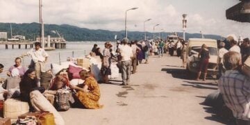 Έλληνες και Ελληνίδες στο λιμάνι, για μια ακόμα προσφυγιά. Σοχούμι, 15 Αυγούστου 1993, εν αναμονή του πλοίου «Viscountess» (φωτ.: αρχείο Βλάση Αγτζίδη)