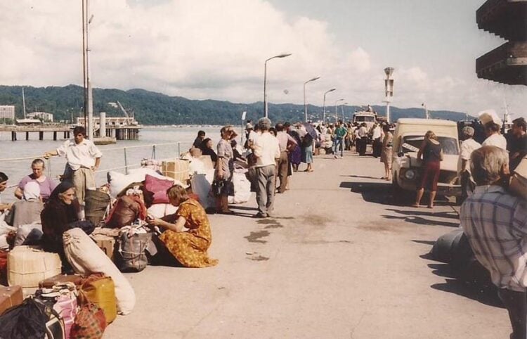 Έλληνες και Ελληνίδες στο λιμάνι, για μια ακόμα προσφυγιά. Σοχούμι, 15 Αυγούστου 1993, εν αναμονή του πλοίου «Viscountess» (φωτ.: αρχείο Βλάση Αγτζίδη)