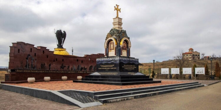 «Μνημείο τραγωδίας των Ελλήνων του μικρασιατικού Πόντου 1916-1923» στο Γιεσεντουκί (πηγή: yandex.ru)