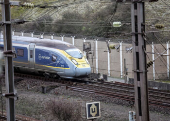 Το Eurostar, ένα τρένο υψηλής ταχύτητας που συνδέει το Λονδίνο με πόλεις της ηπειρωτικής Ευρώπης, όπως το Παρίσι και τις Βρυξέλλες, μέσω της Σήραγγας της Μάγχης (φωτ.: EPA / Teresa Suarez)