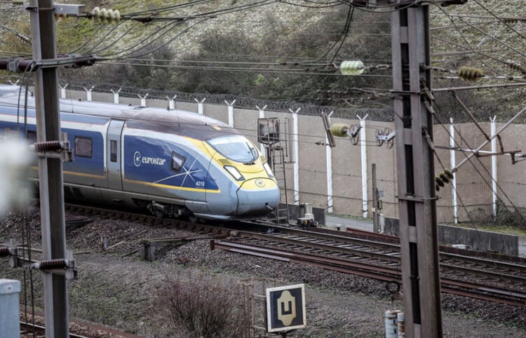 Το Eurostar, ένα τρένο υψηλής ταχύτητας που συνδέει το Λονδίνο με πόλεις της ηπειρωτικής Ευρώπης, όπως το Παρίσι και τις Βρυξέλλες, μέσω της Σήραγγας της Μάγχης (φωτ.: EPA / Teresa Suarez)