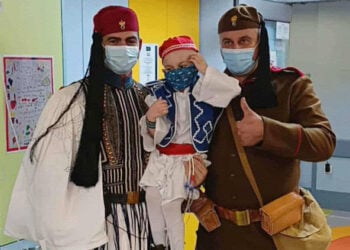 Ο μικρός Γαβριήλ με τους δύο υπερήρωες-Εύζωνες (φωτ.: facebook / Syllogos.Euzonon)