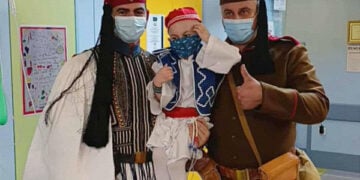 Ο μικρός Γαβριήλ με τους δύο υπερήρωες-Εύζωνες (φωτ.: facebook / Syllogos.Euzonon)