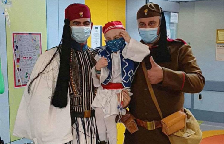 Ο μικρός Γαβριήλ με τους δύο υπερήρωες-Εύζωνες (φωτ.: facebook / Syllogos.Euzonon)