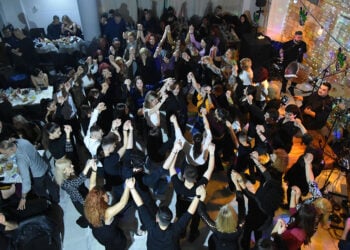 Στιγμιότυπο από παλαιότερο γλέντι του σωματείου (φωτ.: facebook / Σύλλογος Ποντίων Αγίας Βαρβάρας «Ο Φάρος»)