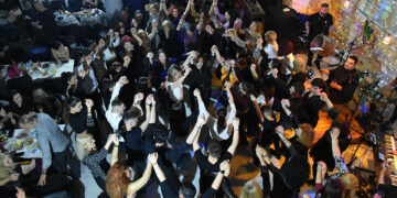 Στιγμιότυπο από παλαιότερο γλέντι του σωματείου (φωτ.: facebook / Σύλλογος Ποντίων Αγίας Βαρβάρας «Ο Φάρος»)